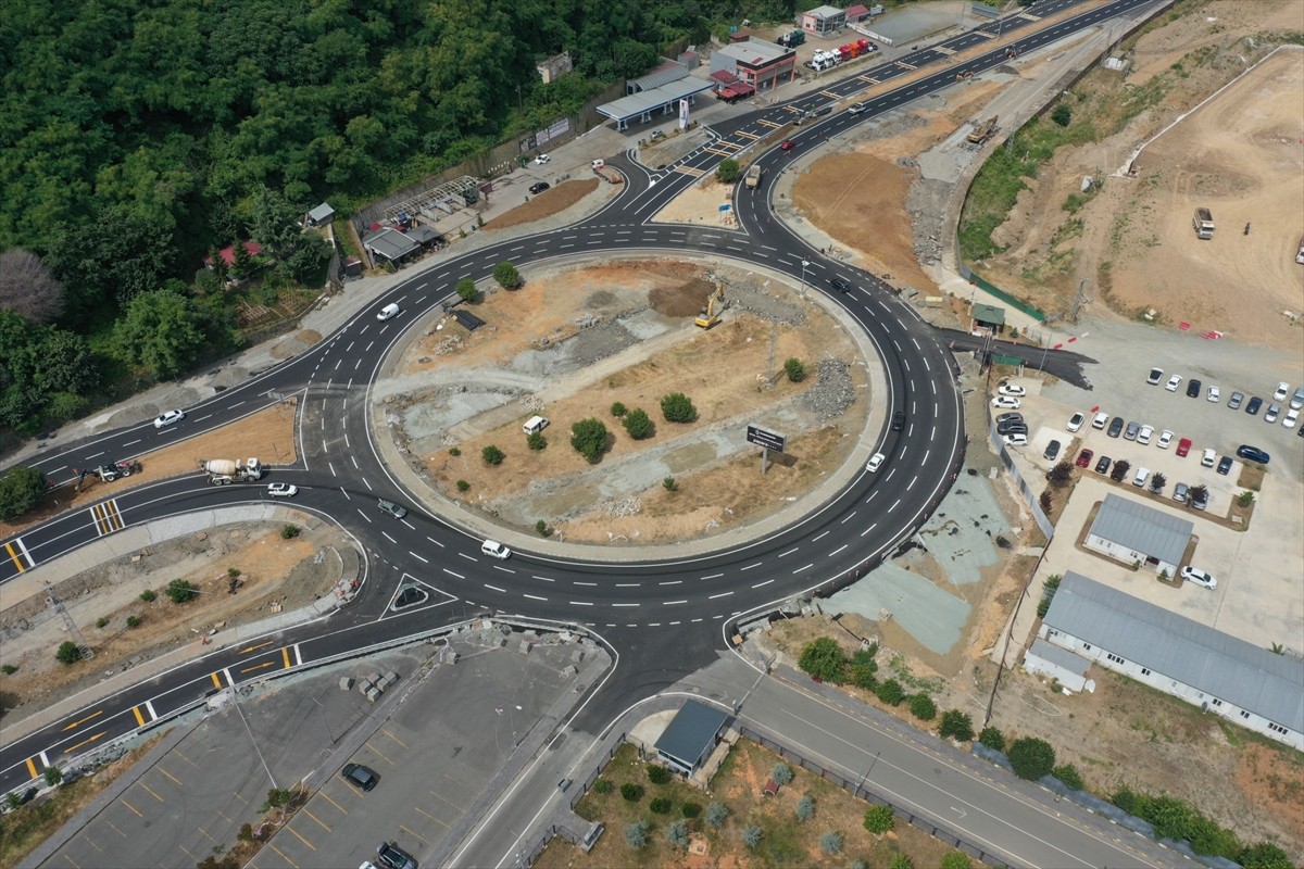 Ulaştırma ve Altyapı Bakanı Abdulkadir Uraloğlu, Trabzon Şehir Hastanesi Kavşağı'nın 11 Temmuz'da...