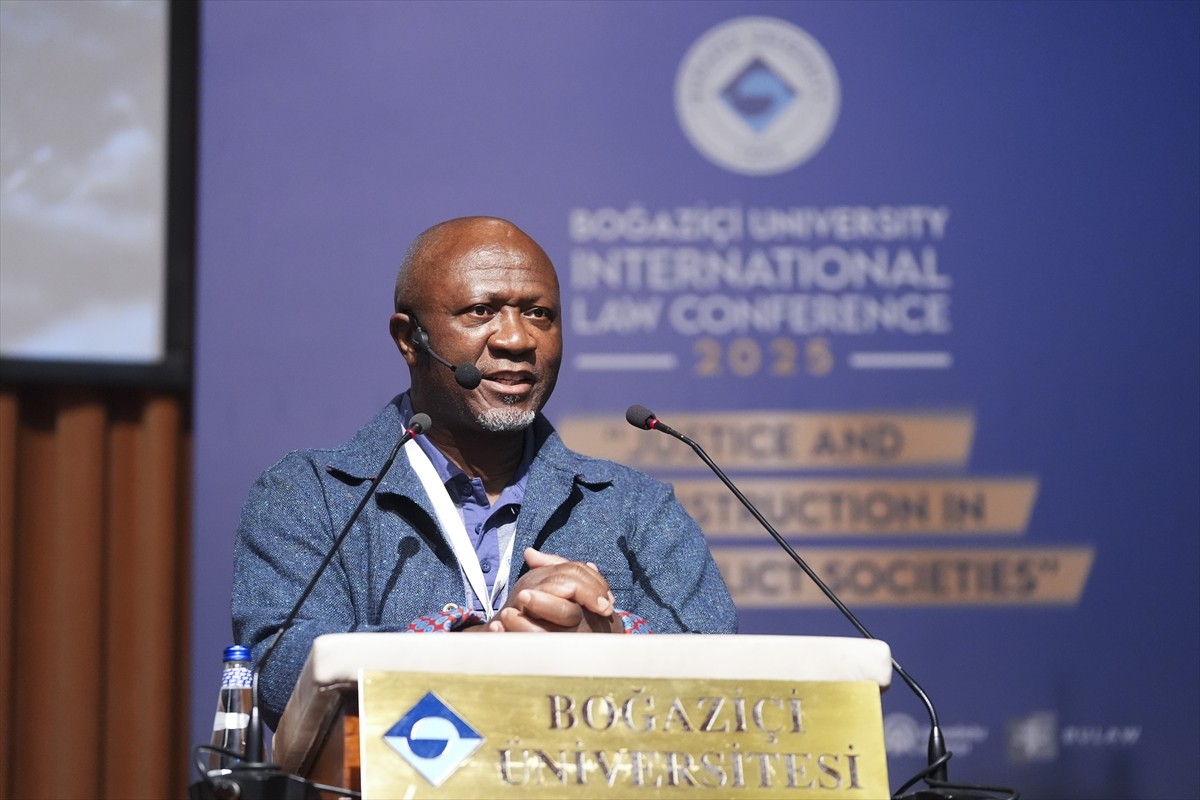 Uluslararası ilişkiler teorisi ve hukuku uzmanı Grovogui Profesör Siba N’Zatioula Grovogui...