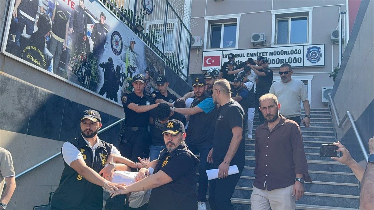 Ümraniye'de bir kişinin hayatını kaybettiği silahlı saldırıya ilişkin 14 şüpheli gözaltına...