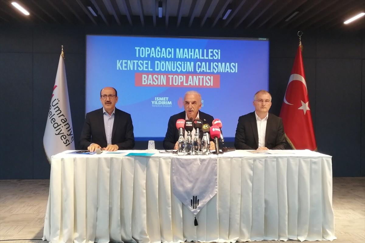 Ümraniye Belediye Başkanı İsmet Yıldırım (ortada), Ümraniye Kültür ve Sanat Merkezi'nde düzenlenen...