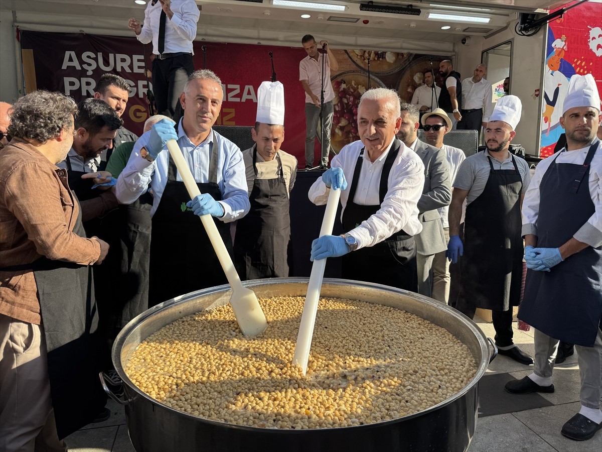 Ümraniye Belediyesi, muharrem ayı dolayısıyla ilçedeki 20 bin kişiye aşure dağıttı. 15 Temmuz...