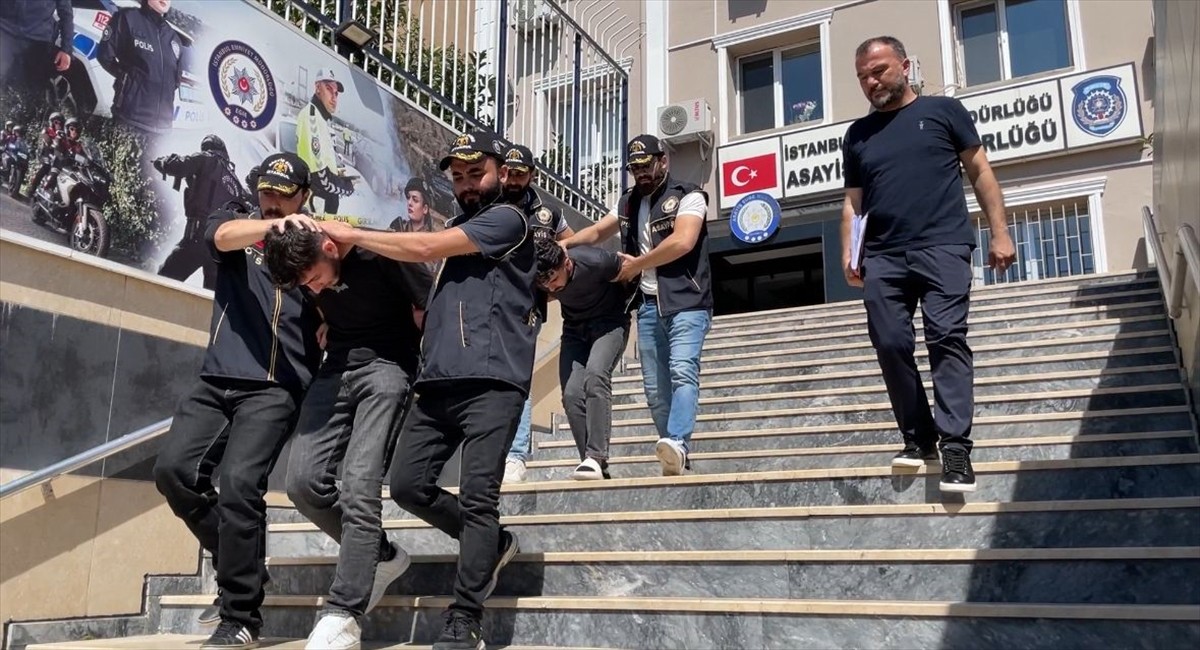 Ümraniye’de, bir iş yerine silahla ateş edilmesine ilişkin gözaltına alınan 2 şüpheli...