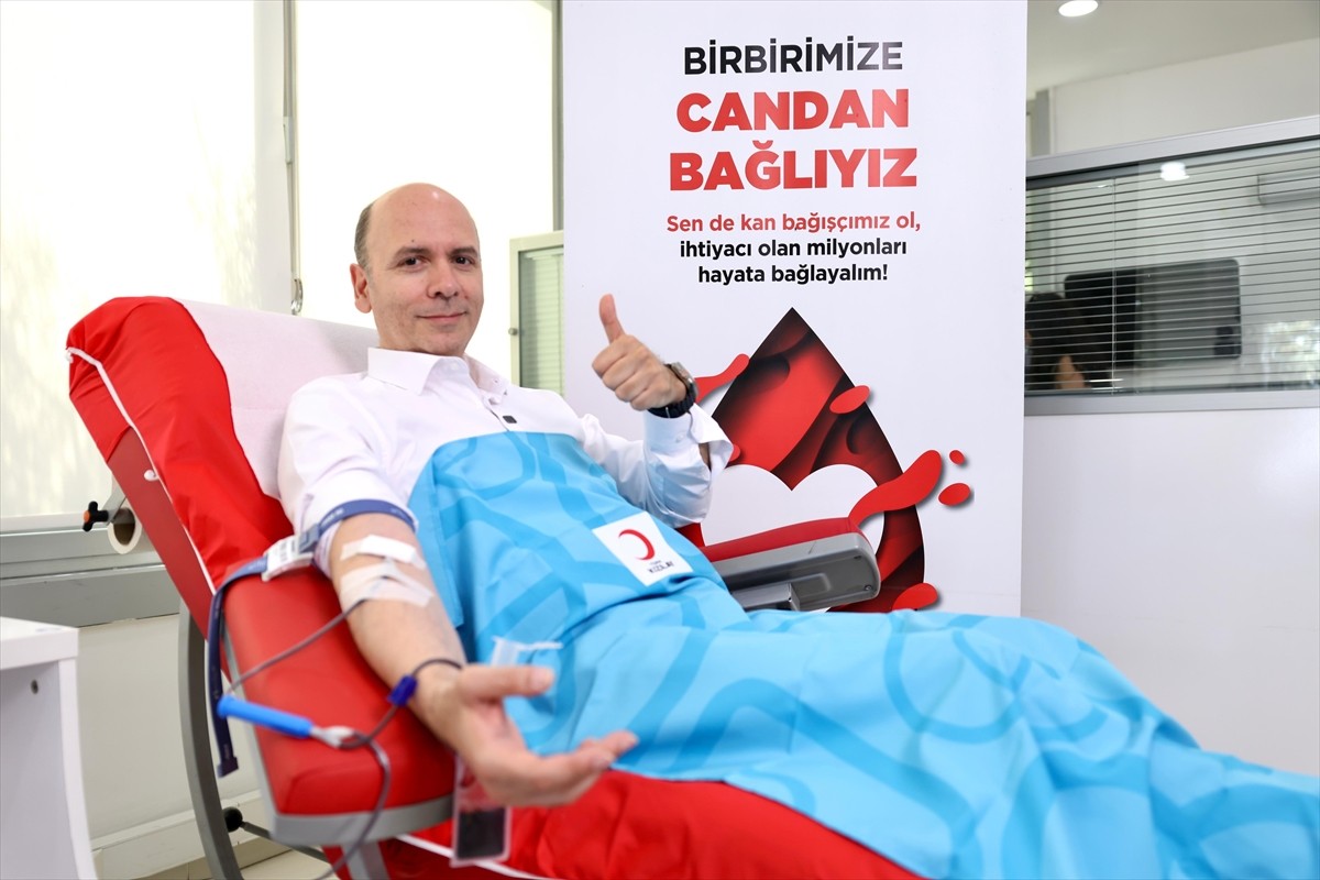 Ünlüler, Türk Kızılayın ülkenin kan ihtiyacının kesintisiz ve gönüllü olarak karşılanabilmesi için...