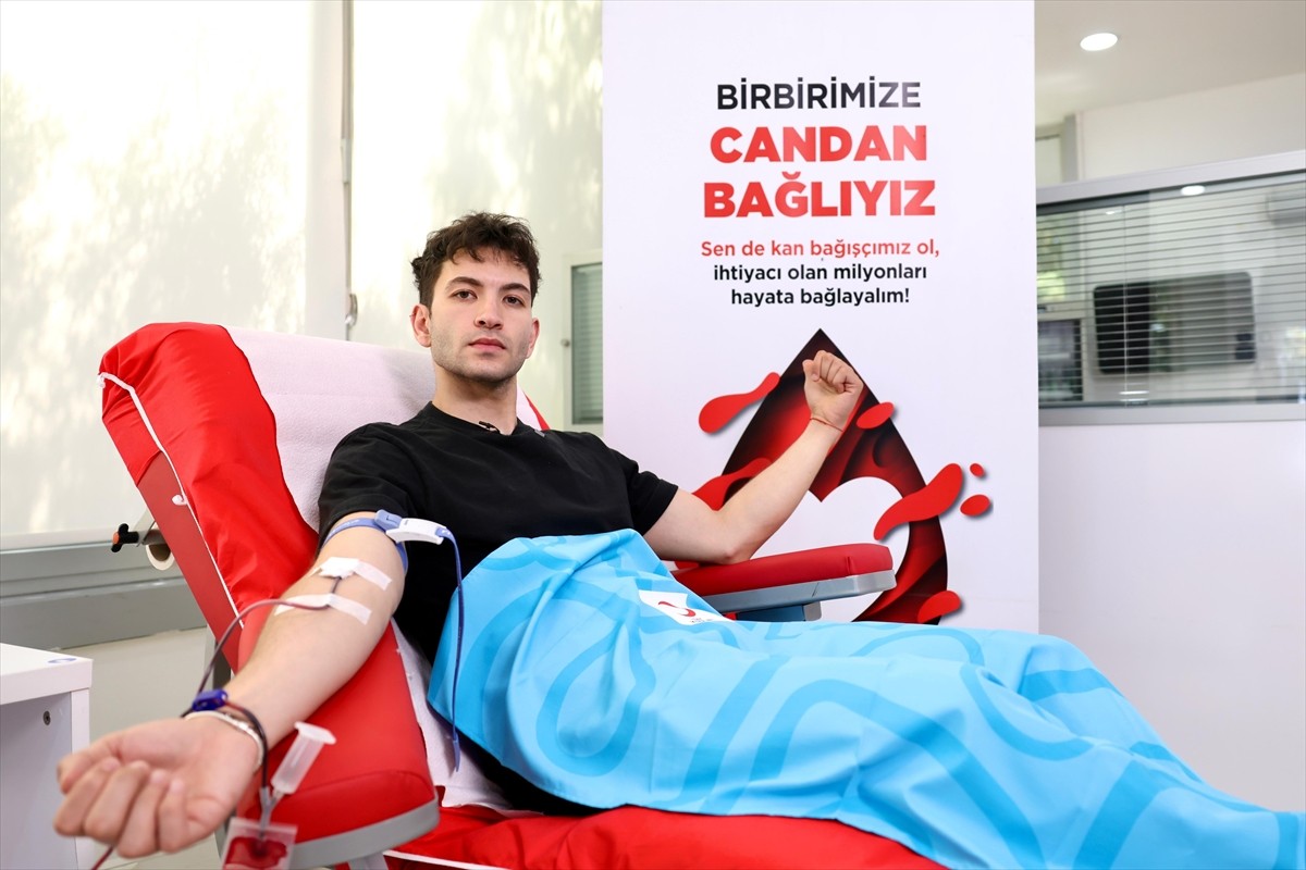 Ünlüler, Türk Kızılayın ülkenin kan ihtiyacının kesintisiz ve gönüllü olarak karşılanabilmesi için...