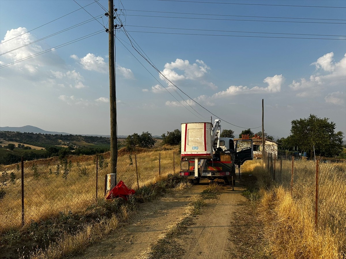 Uşak'ın Eşme ilçesinde tamir için çıktığı aydınlatma direğinde elektrik akımına kapılan kişi...