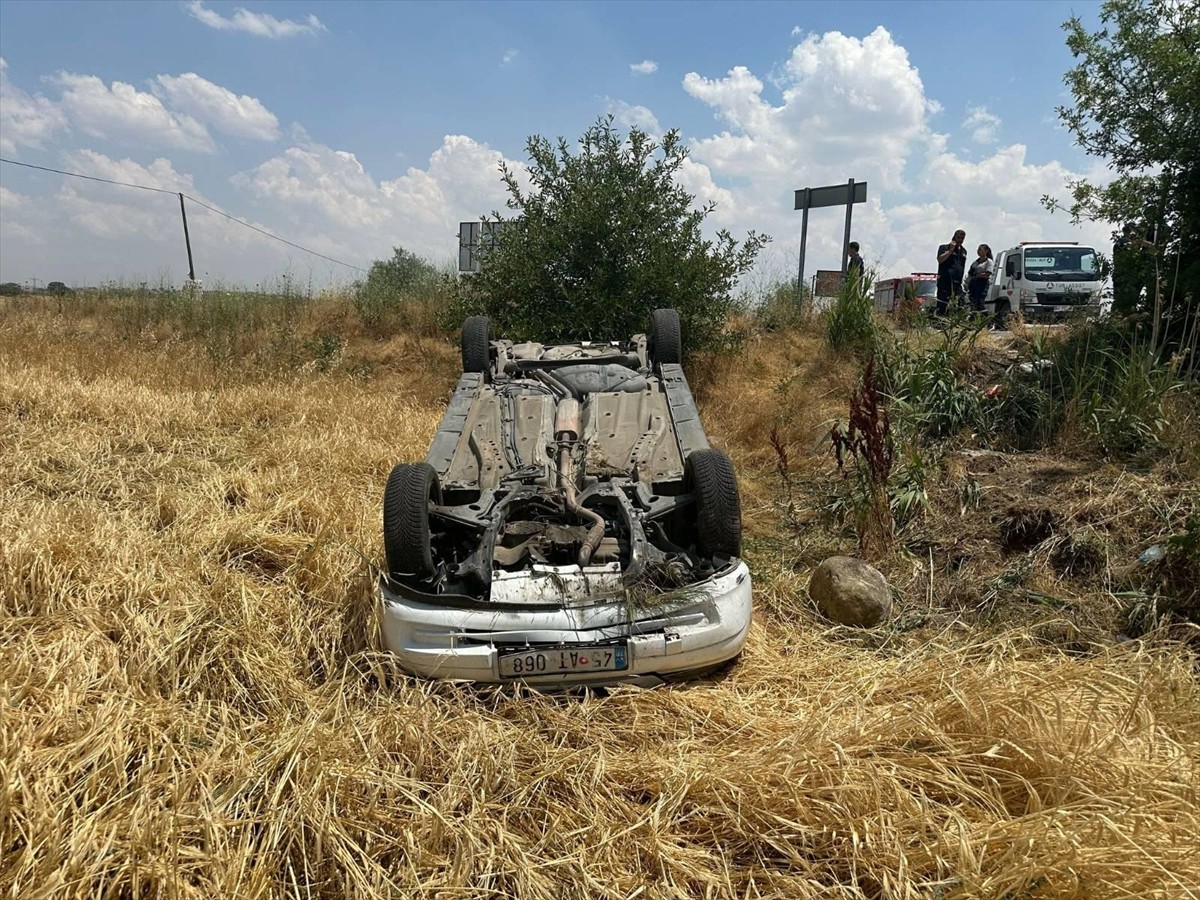 Uşak'ta tarlaya devrilen otomobildeki 3 kişi yaralandı.