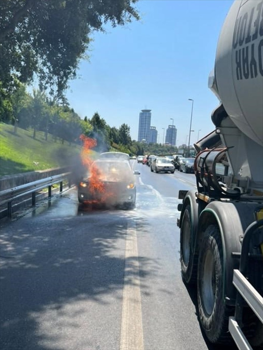 Üsküdar'da seyir halindeki otomobil, çıkan yangında kullanılamaz hale geldi.