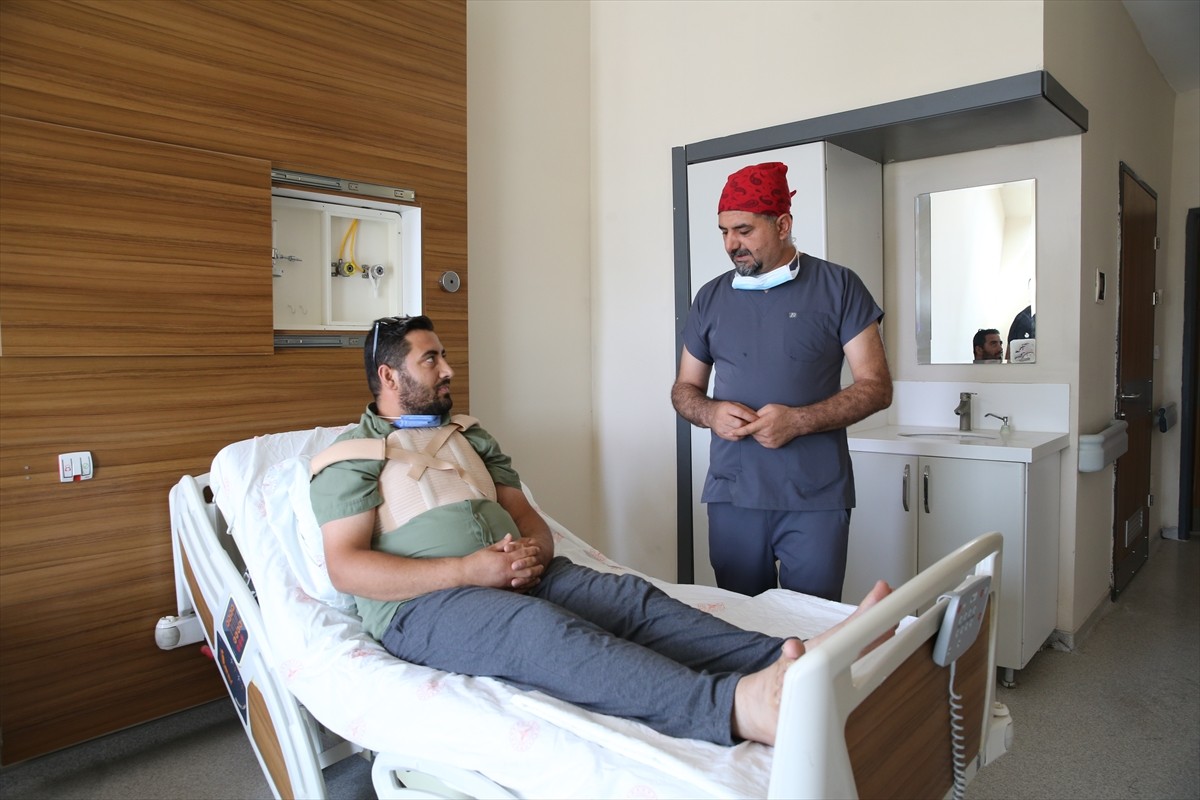 Van'da aort damarında genişleme tespit edilen 35 yaşındaki Veysel Polater (solda), Van Eğitim ve...