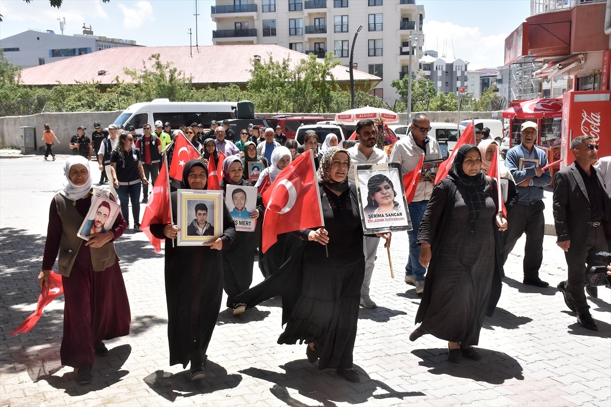 Van'da çocukları dağa kaçırılan aileler, DEM Parti İl Başkanlığı önündeki eylemlerine bu hafta da...
