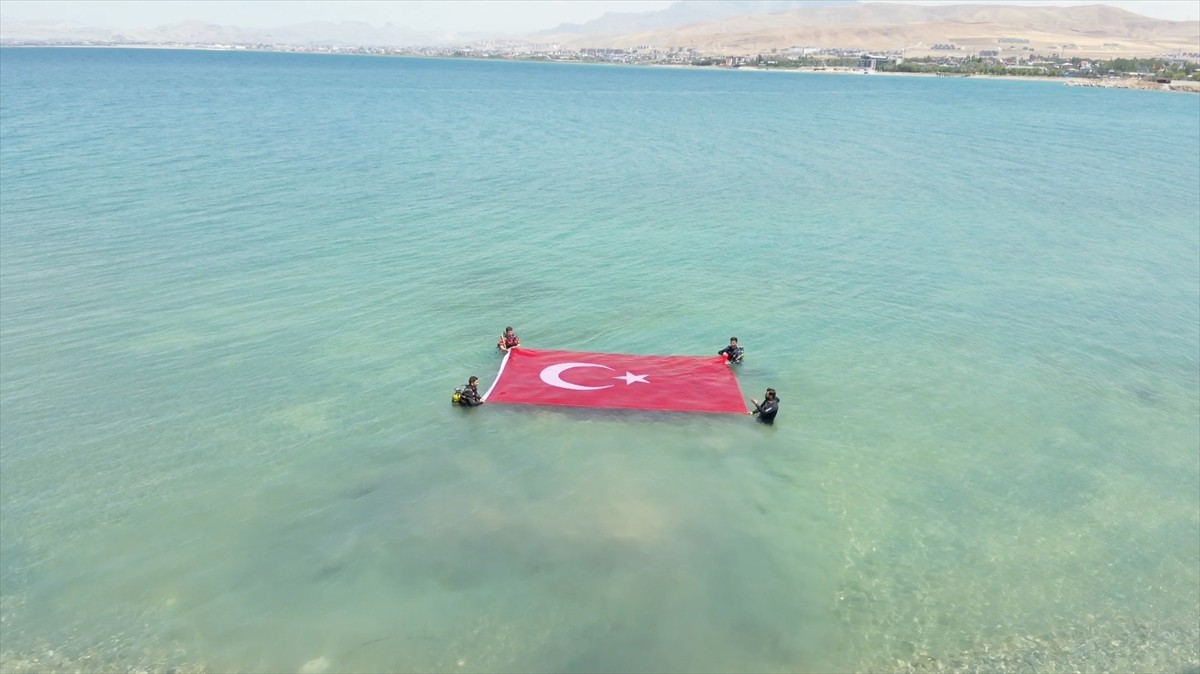 Van'da dalgıçlar, 1 Temmuz Denizcilik ve Kabotaj Bayramı'nı Van Gölü'nde Türk bayrağı açarak...