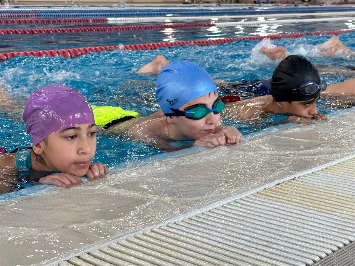 Van'da Gençlik ve Spor İl Müdürlüğü tarafından açılan kurslara katılan çocuklar, olimpik...