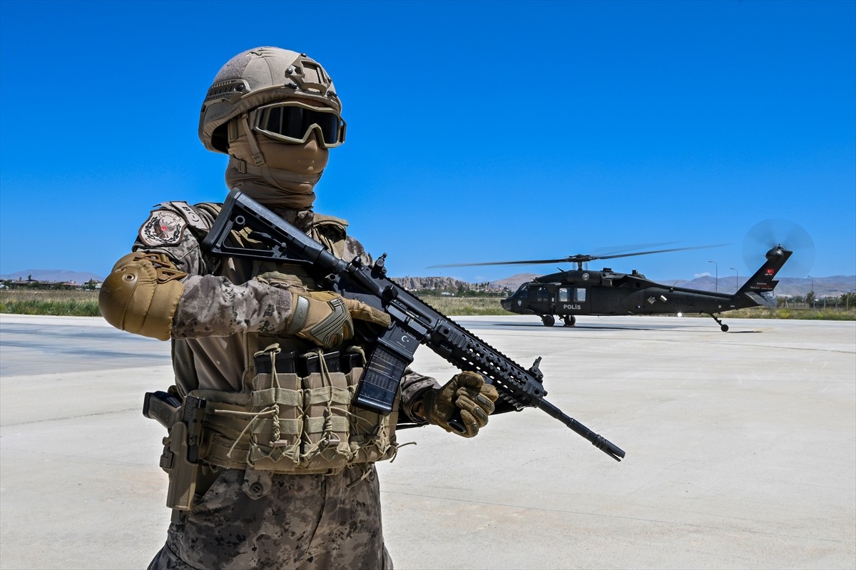 Van'da görevli özel harekat polisleri (PÖH), her an göreve hazır olmak, operasyonel başarıyı...