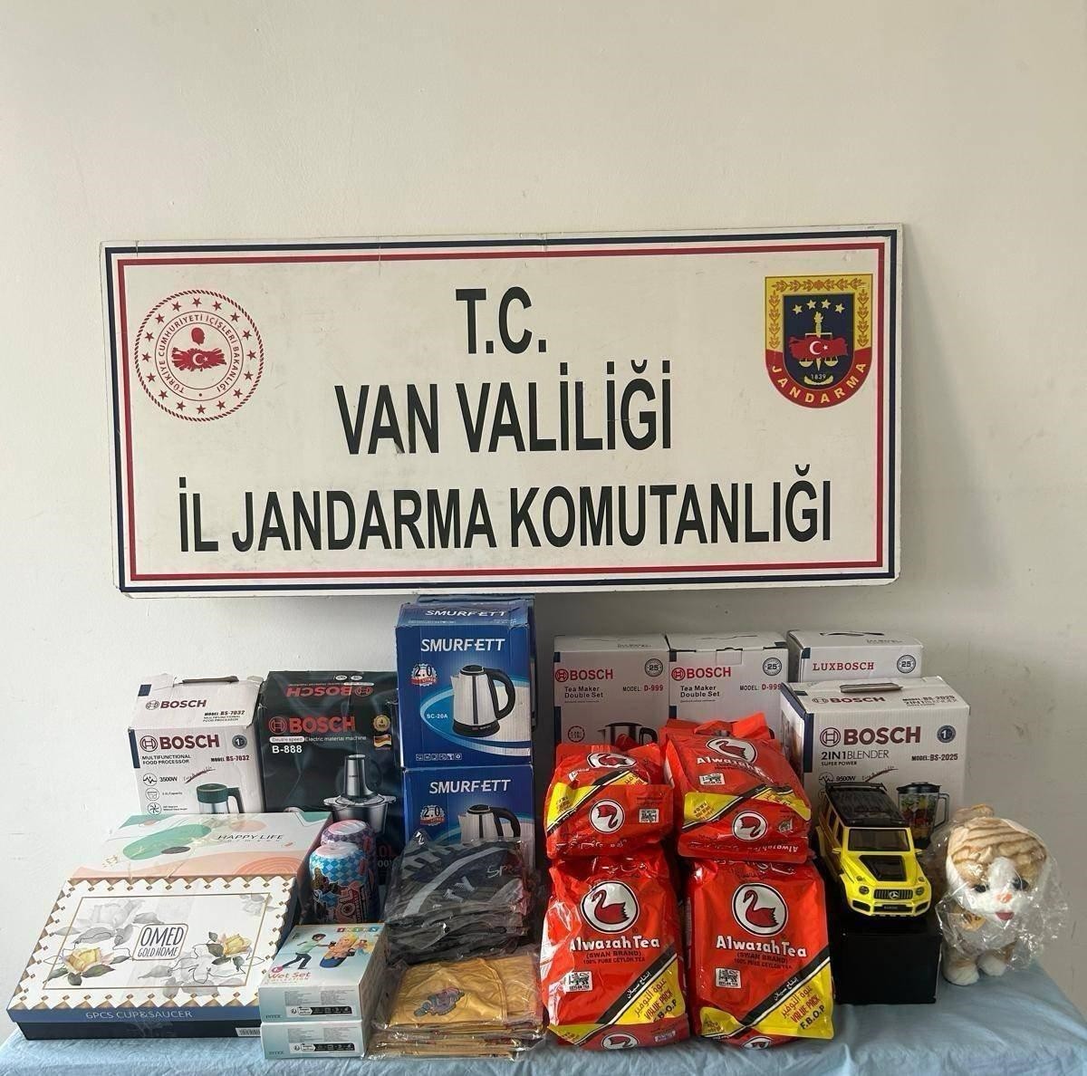 Van'da jandarma ekiplerince gerçekleştirilen kaçakçılık operasyonlarında 31 şüpheli yakalandı...