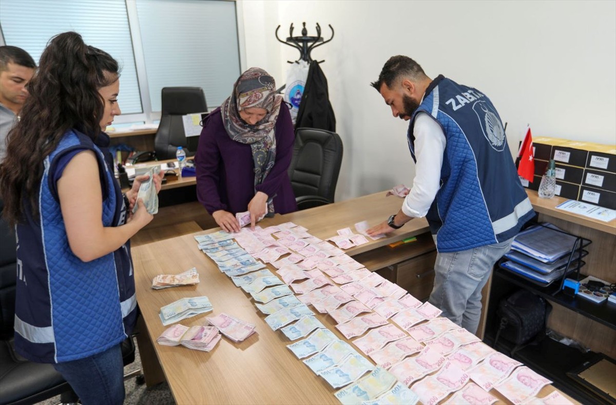 Van'da zabıta ekiplerince yakalanan dilencinin üzerinde 75 bin 950 lira bulundu.