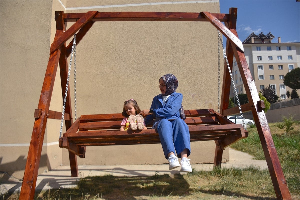 Van'ın Edremit ilçesinde kızlarının doğum günü için arabanın arkasına astıkları "Bugün kızımız...