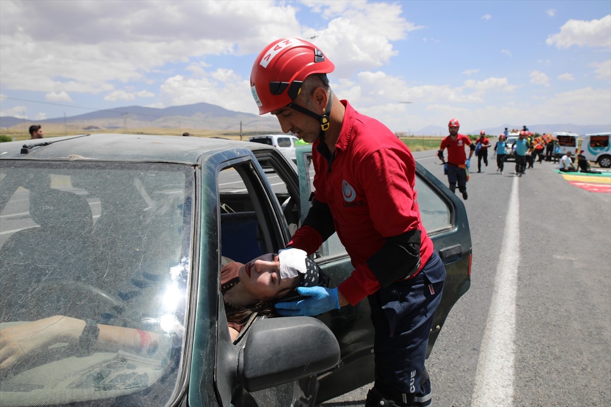 Van'ın Erciş ilçesinde ekiplerin senaryo gereği trafik kazasına karışan araçtaki yaralıları...