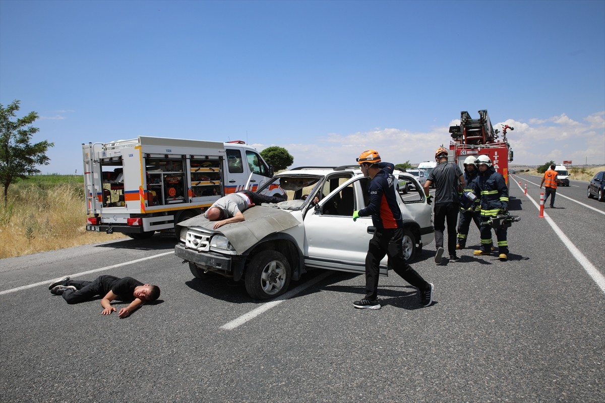 Van'ın Erciş ilçesinde ekiplerin senaryo gereği trafik kazasına karışan araçtaki yaralıları...