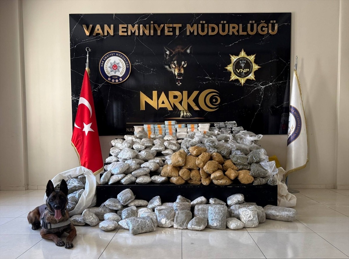 Van'ın Gürpınar ilçesinde, kamyonette yün torbalarına gizlenmiş 122 kilo 500 gram uyuşturucu ele...