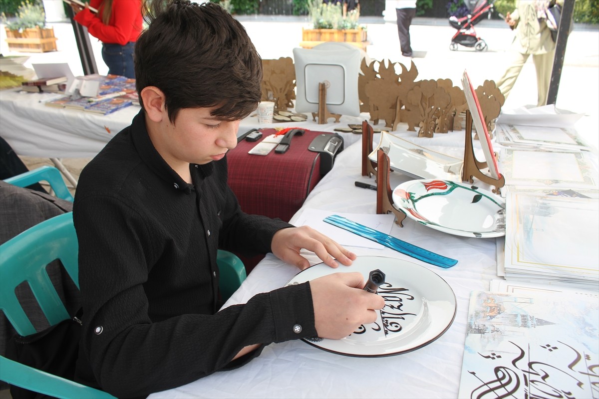 Van'ın İpekyolu ilçesinde babasından öğrendiği kaligrafi sanatına yönelen 13 yaşındaki Yusufcan...