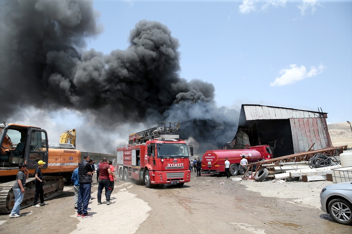 Van'ın Tuşba ilçesinde geri dönüşüm tesisinde çıkan yangın, itfaiye ekipleri ve Emniyet...