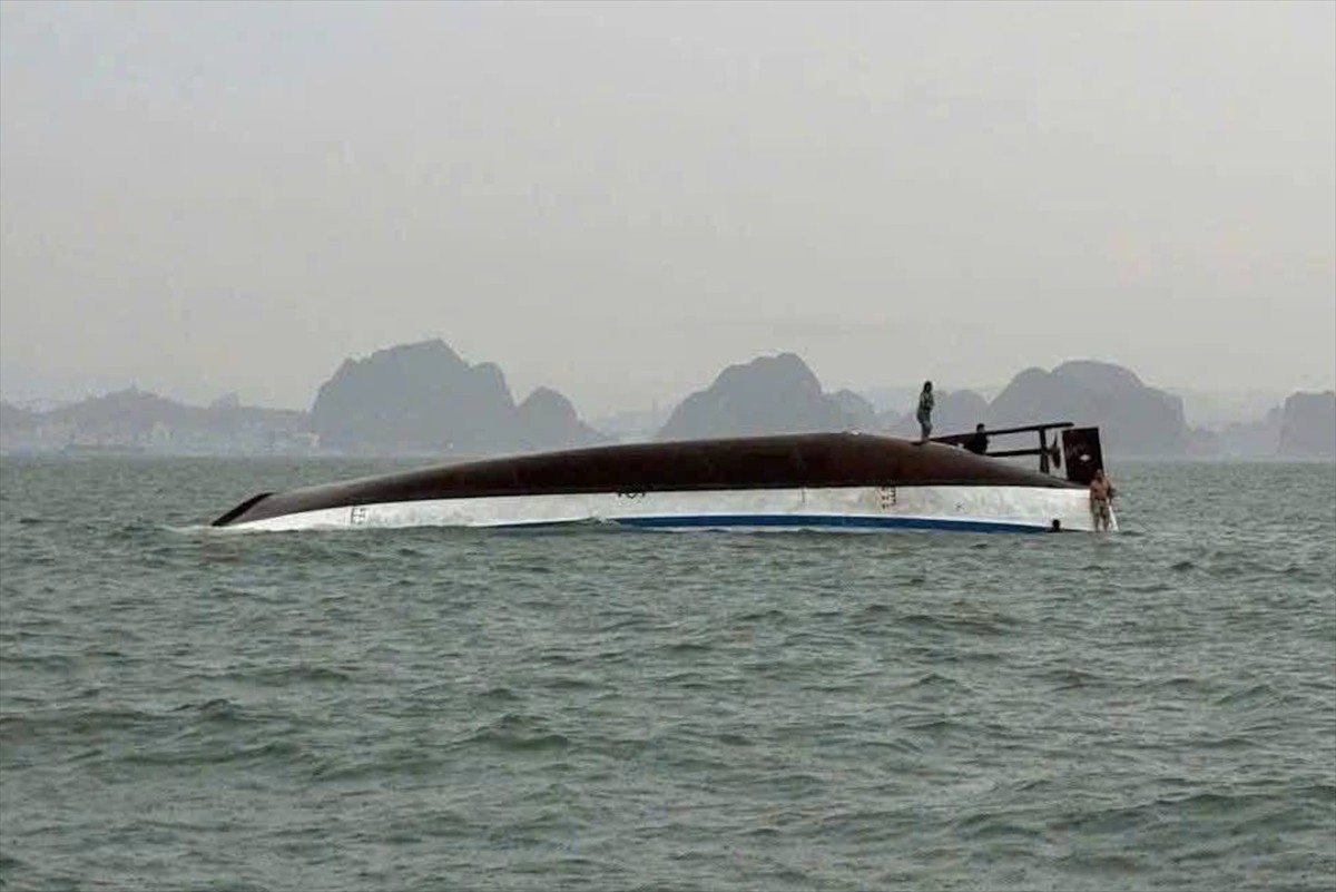 Vietnam'da fırtınanın tekneyi alabora etmesi sonucu çoğu turist 18 kişi hayatını kaybetti....