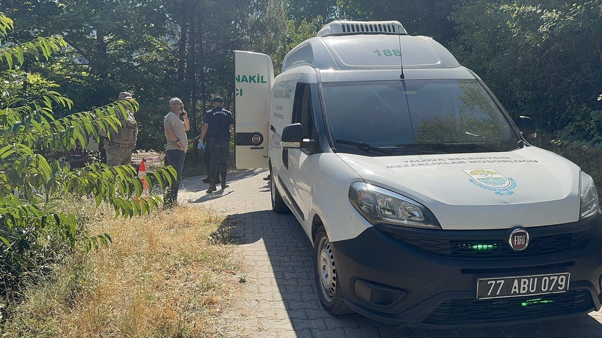 Yalova'da kardeşini av tüfeğiyle öldürdükten sonra kaçtığı öne sürülen zanlının yakalanması için...