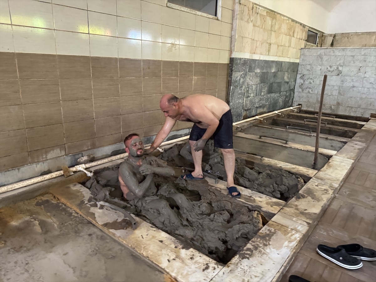 Yaz aylarında memleketlerine gelen gurbetçiler, tatillerini Afyonkarahisar'ın Sandıklı ilçesindeki...