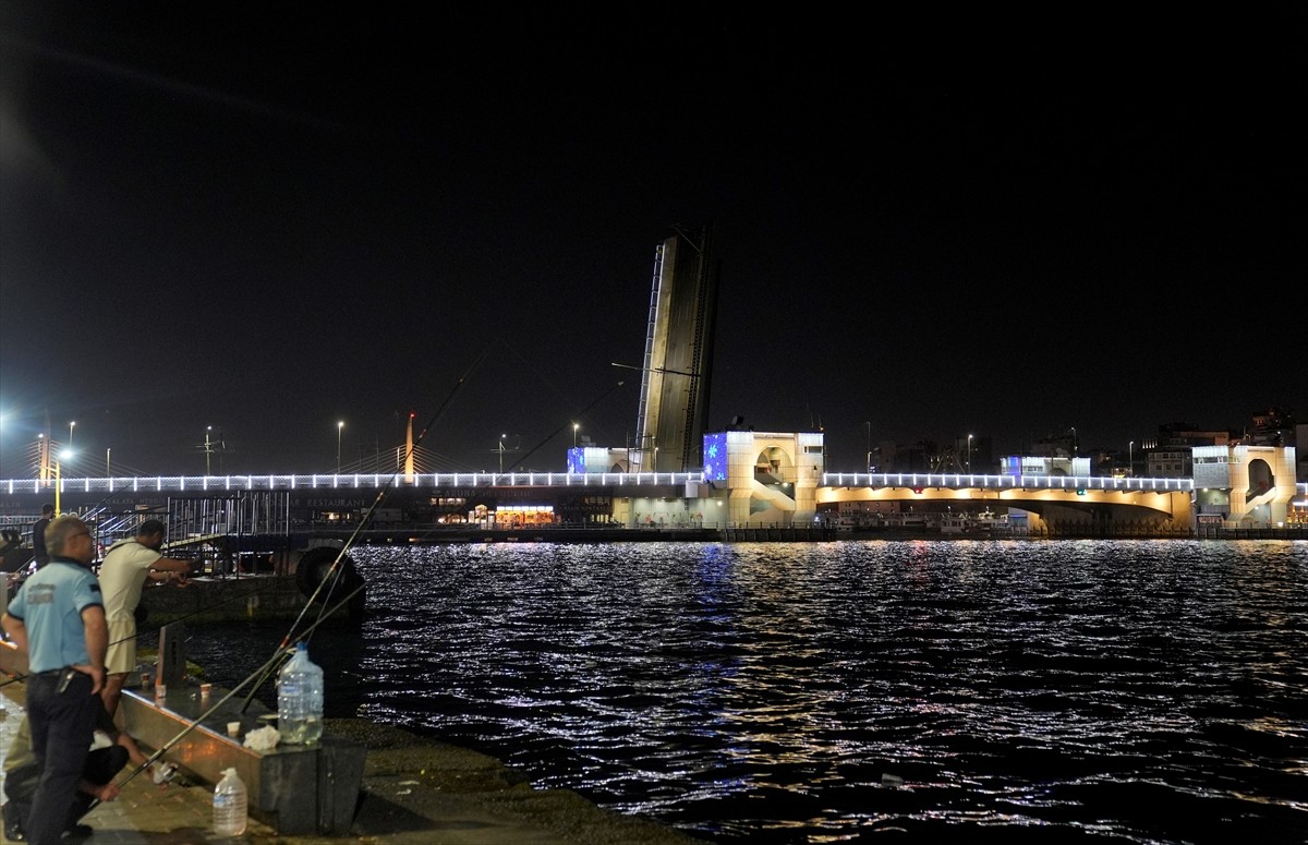 Yeni Galata Köprüsü, bakım onarım çalışması nedeniyle geçici olarak araç ve yaya trafiğine...