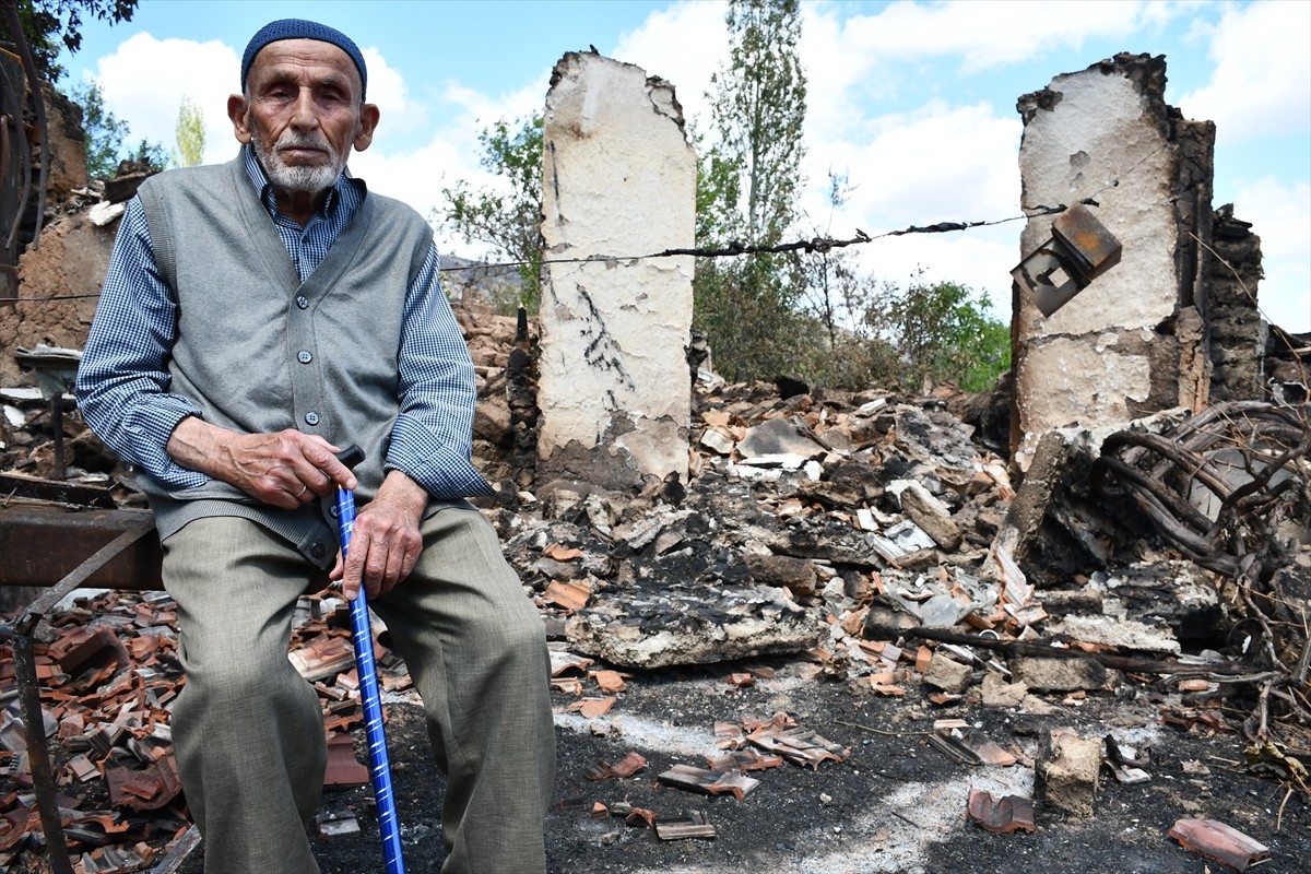 Yıllar önce yaşadıkları yangınlarda evleri kullanılamaz hale gelen Bilecik'in Gölpazarı ilçesi...