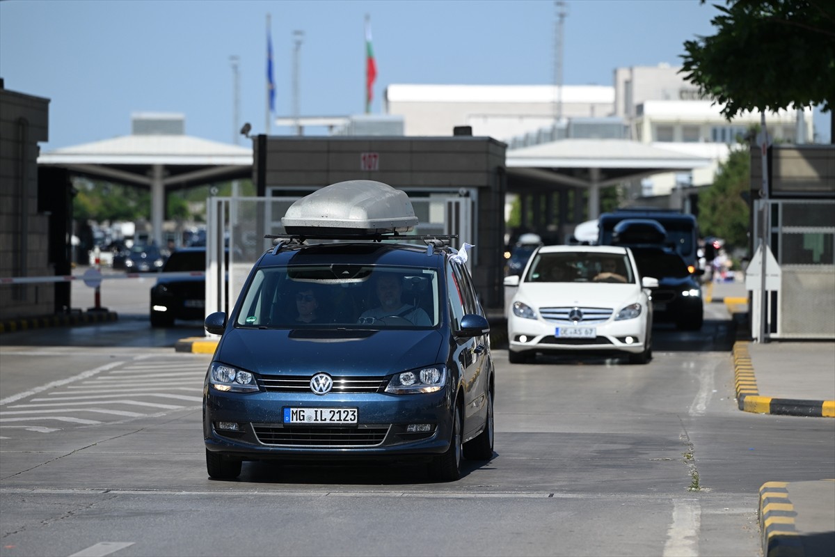 Yıllık izinlerini memleketlerinde geçirmek isteyen gurbetçilerin sınır kapılarından yurda...