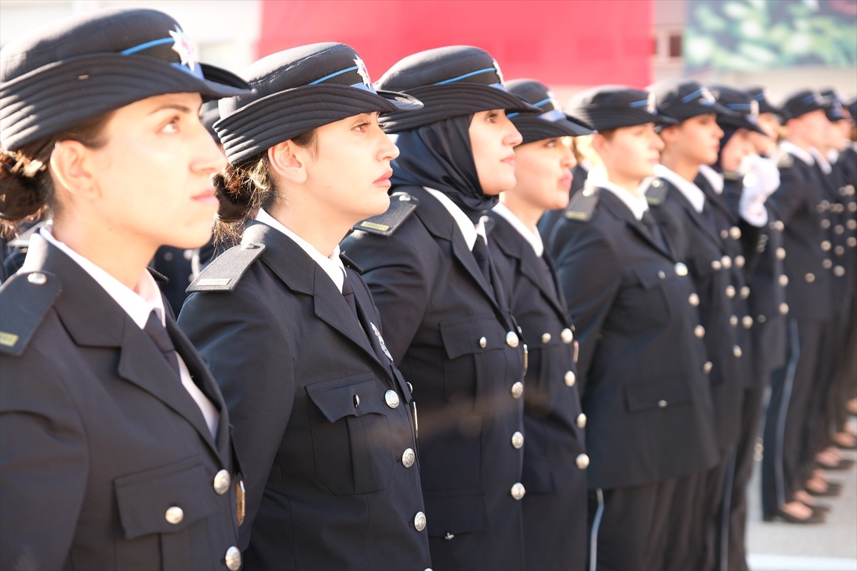 Yozgat Polis Meslek Eğitim Merkezi'nde (POMEM) eğitimlerini tamamlayan 297 kadın polis adayı için...