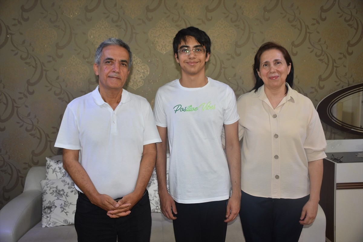 Yükseköğretim Kurumları Sınavı (YKS) Yabancı Dil Testi (YDT) oturumunda İngilizce alanında Türkiye...