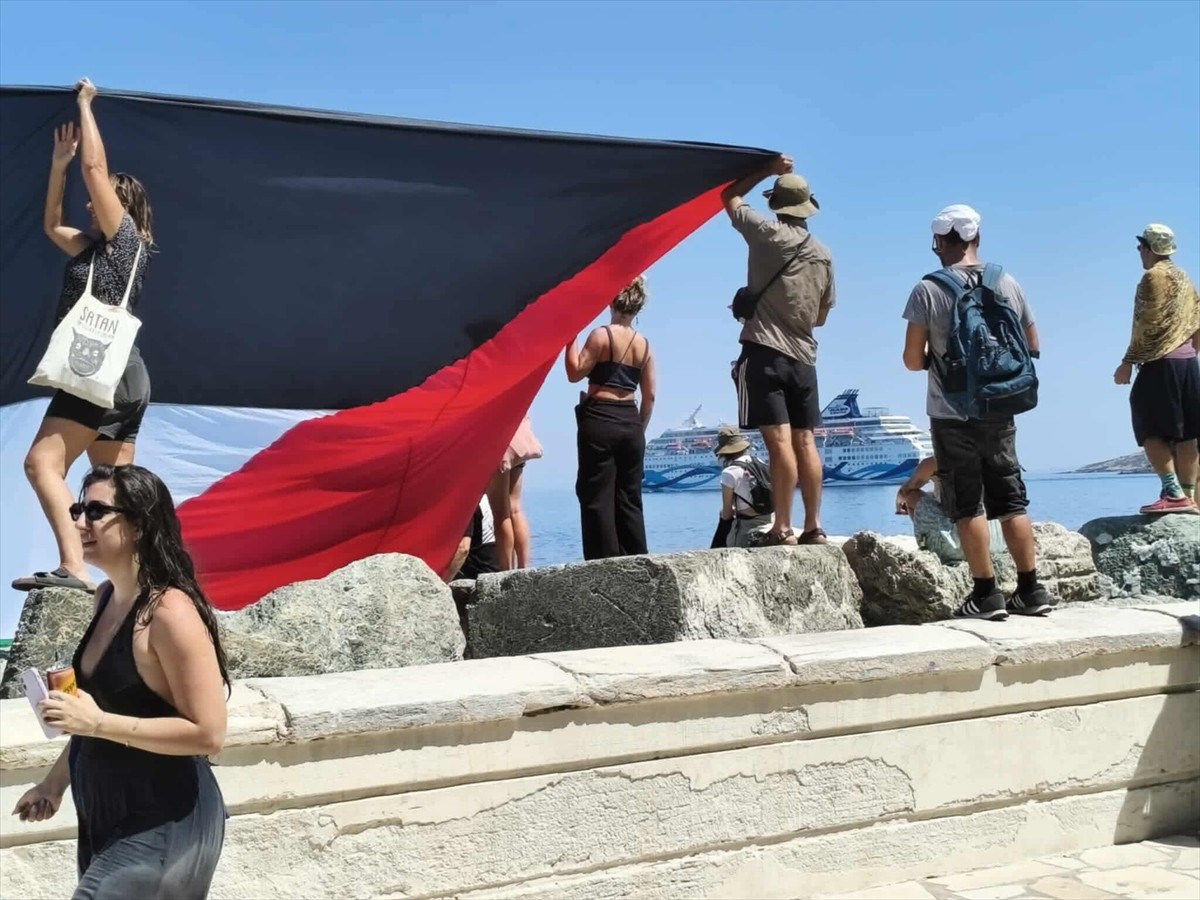 Yunanistan'ın Siros Adası'nda, Filistin'e destek vermek isteyen göstericiler, İsrailli yolcuları...