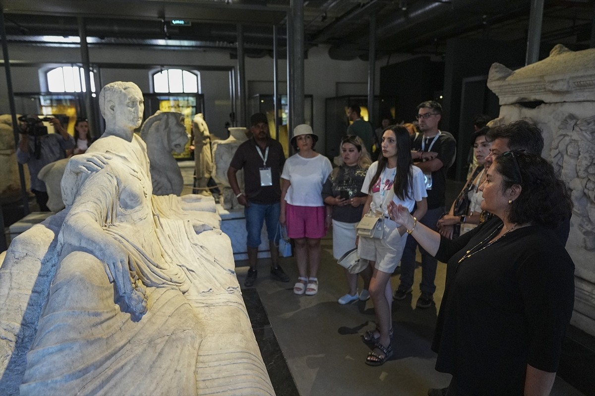 Yunus Emre Enstitüsünün davetiyle Türkiye'ye gelen çoğunluğu arkeolog yabancı akademisyenler...