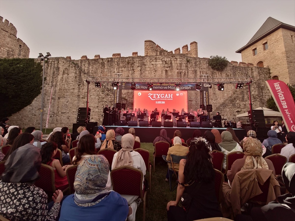 Zeynep Tuna'nın yönetimindeki "Zeygah Ritim Topluluğu, Yedikule Hisarı'nda konser verdi. "Defzen...