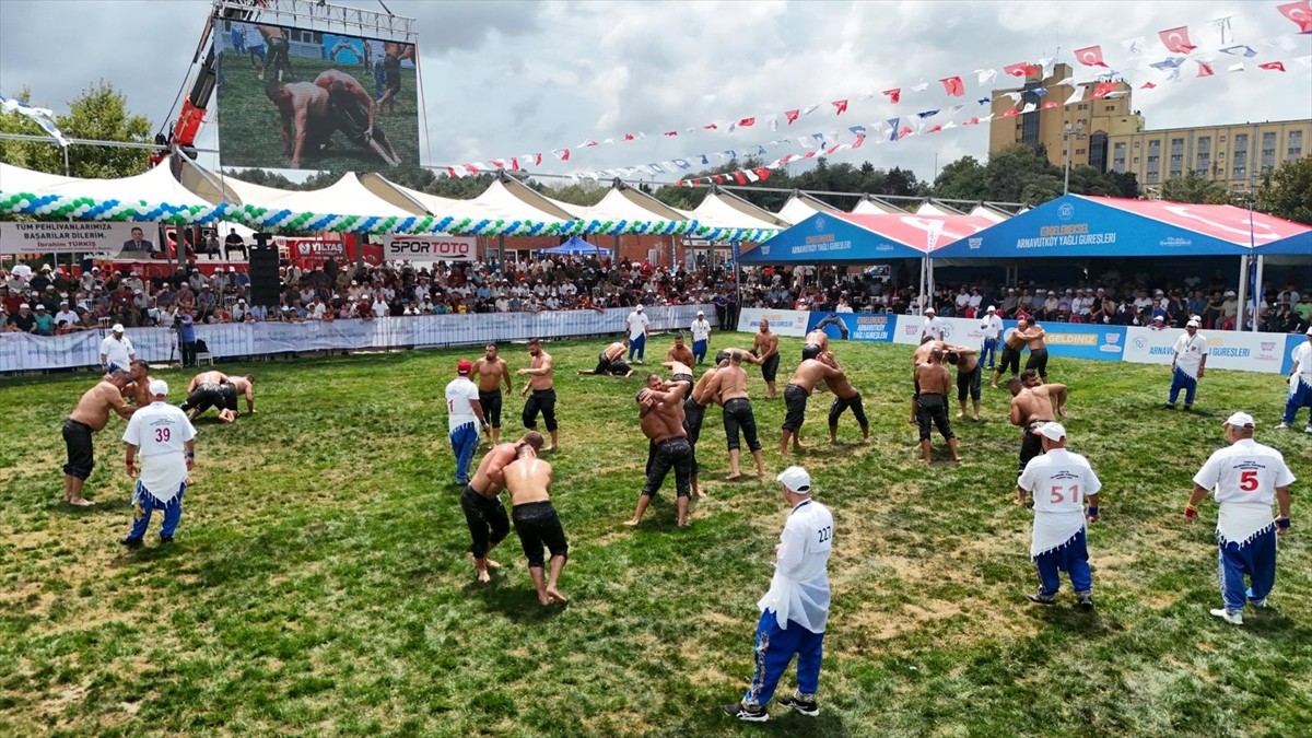 10. Geleneksel Arnavutköy Yağlı Güreşleri düzenlendi. Arnavutköy Şehir Parkı'nda gerçekleştirilen...