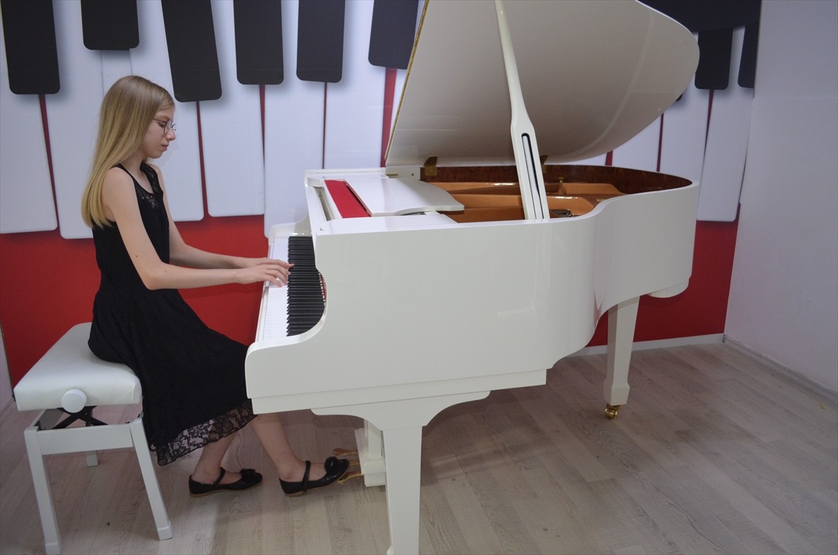 19. Uluslararası Pera Piyano Festivali ile Sun Artist müzik yarışmalarında birincilik elde eden...