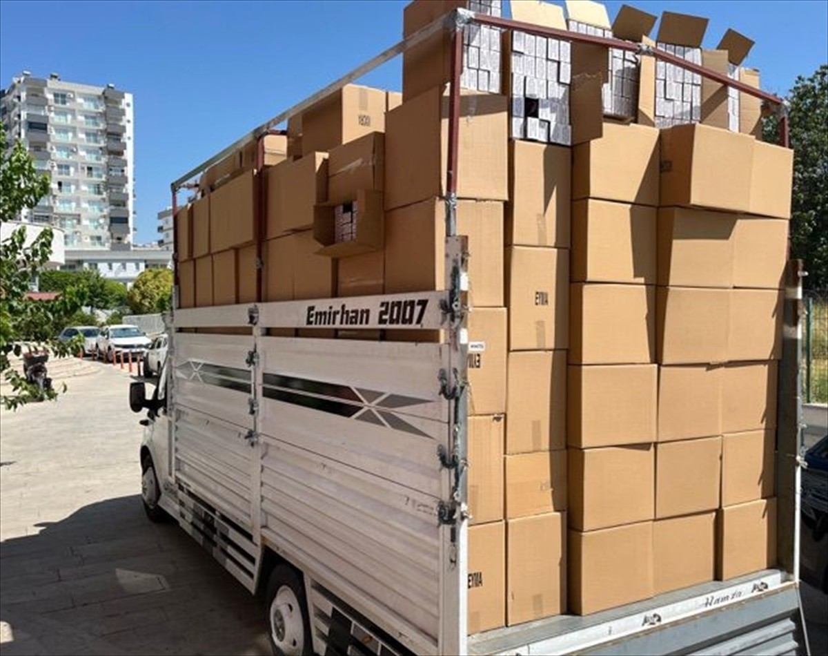 Adana'da 7 milyon 910 bin kaçak makaron (filtreli sigara kağıdı) ele geçirildi, gözaltına alınan 2...