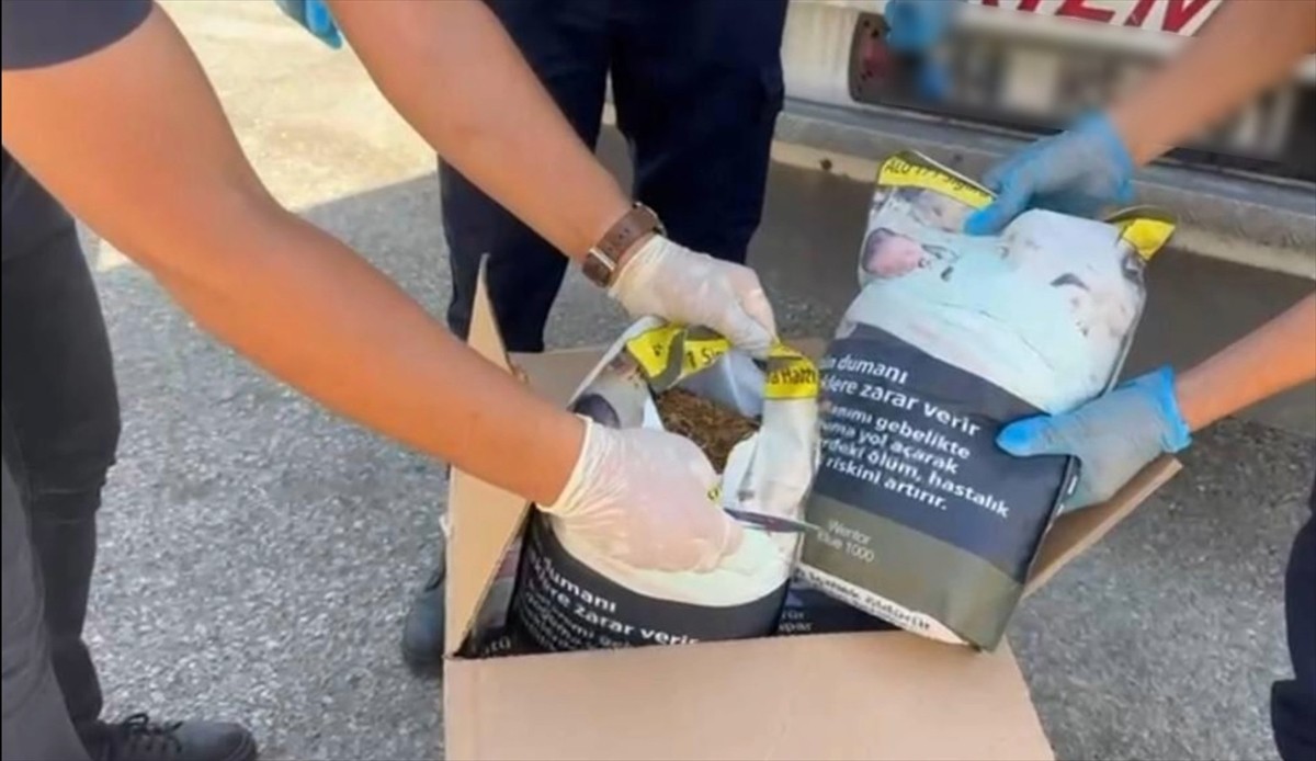 Adana'da bir tırda 7,5 ton kaçak tütün ele geçirildi, 2 şüpheli gözaltına alındı.