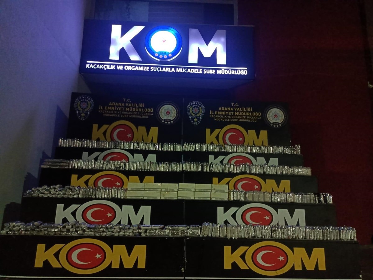 Adana'da bir yolcu otobüsünün zemininde oluşturulan gizli bölmede gümrük kaçağı 990 elektronik...