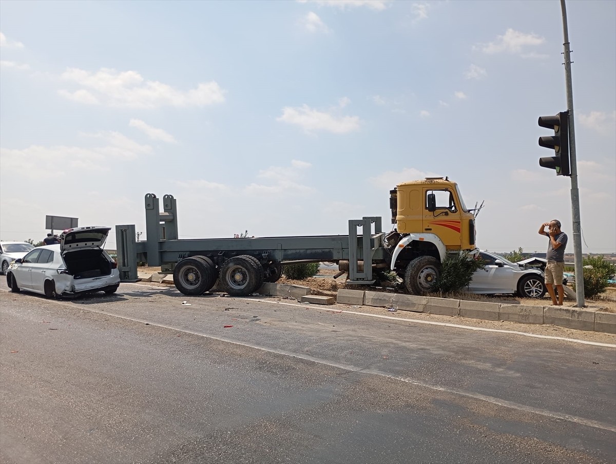 Adana'da, kamyonun trafik ışıklarında bekleyen 3 otomobile çarpması sonucu 3 kişi yaralandı.