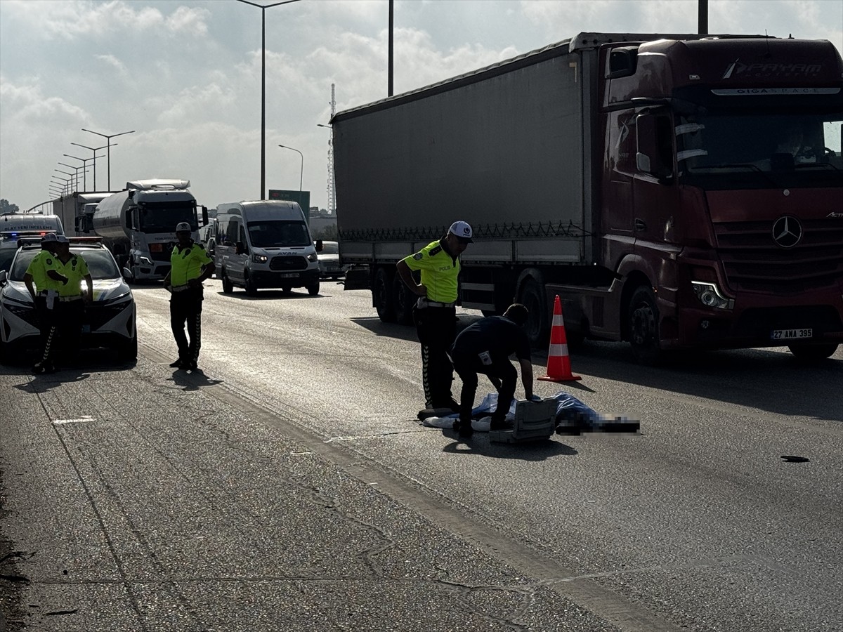 Adana'da otoyolda tırın çarptığı yaya yaşamını yitirdi. Kaza yerine polis ekipleri sevk...