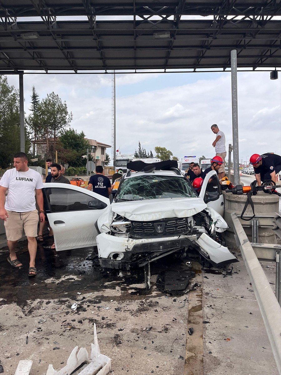 Adana'nın Ceyhan ilçesinde otoyol gişesinin beton blokuna çarpan otomobildeki 1 kişi öldü, 4 kişi...