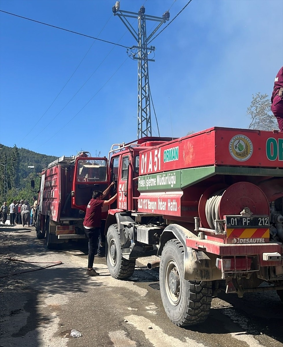 Adana'nın Feke ilçesinde iki katlı bir evde çıkan yangın, ormana sıçramadan söndürüldü.