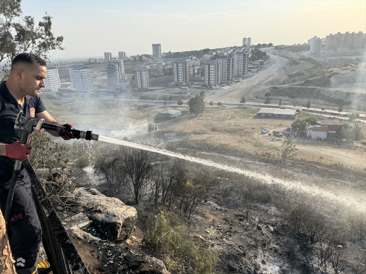 Adana'nın merkez Çukurova ilçesinde ağaçlık ve çalılık alanda çıkan yangın ekiplerin müdahalesiyle...
