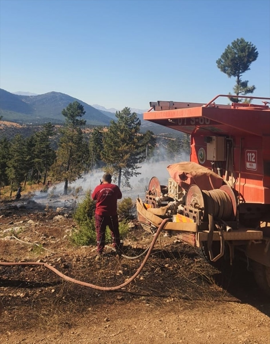 Adana'nın Saimbeyli ilçesinde ormanlık alanda çıkan yangın, ekiplerin havadan ve karadan...