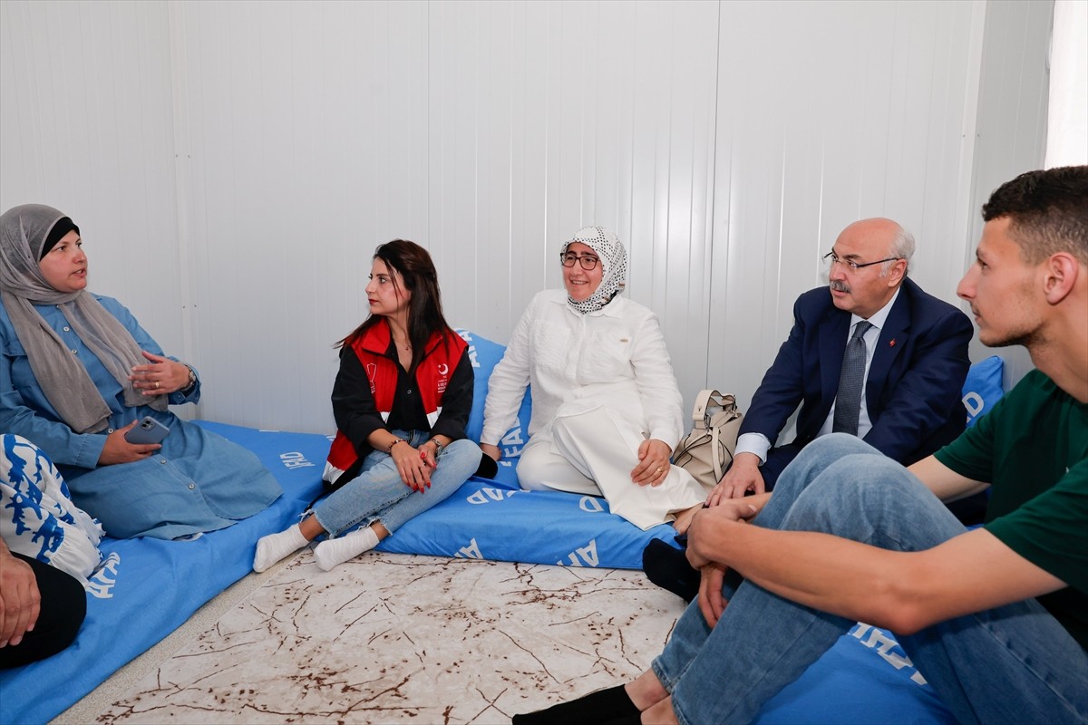 Adana Valisi Yavuz Selim Köşger (sağ 2), Gazze'den tedavi amacıyla kente getirilen Filistinlilerin...