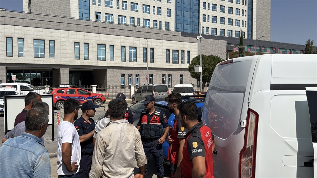 Adıyaman'da iki grup arasında çıkan bıçaklı ve sopalı kavgada 4 kişi yaralandı. Polis ekipleri...