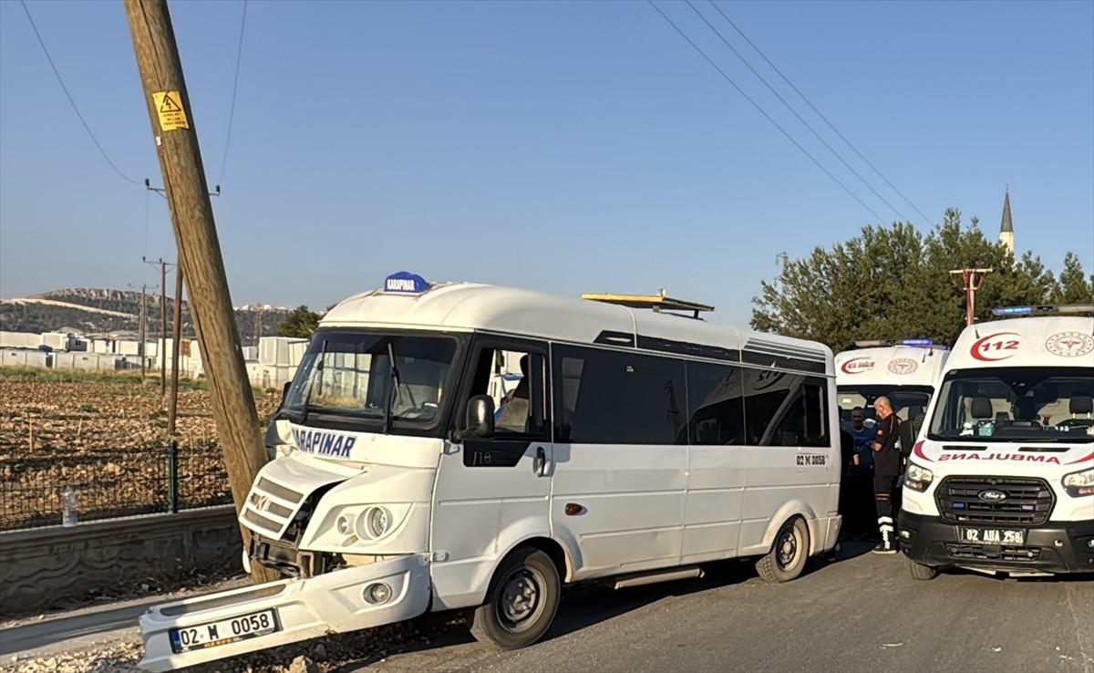 Adıyaman'da şehir içi yolcu minibüsünün elektrik direğine çarpması sonucu 8 yolcu yaralandı....