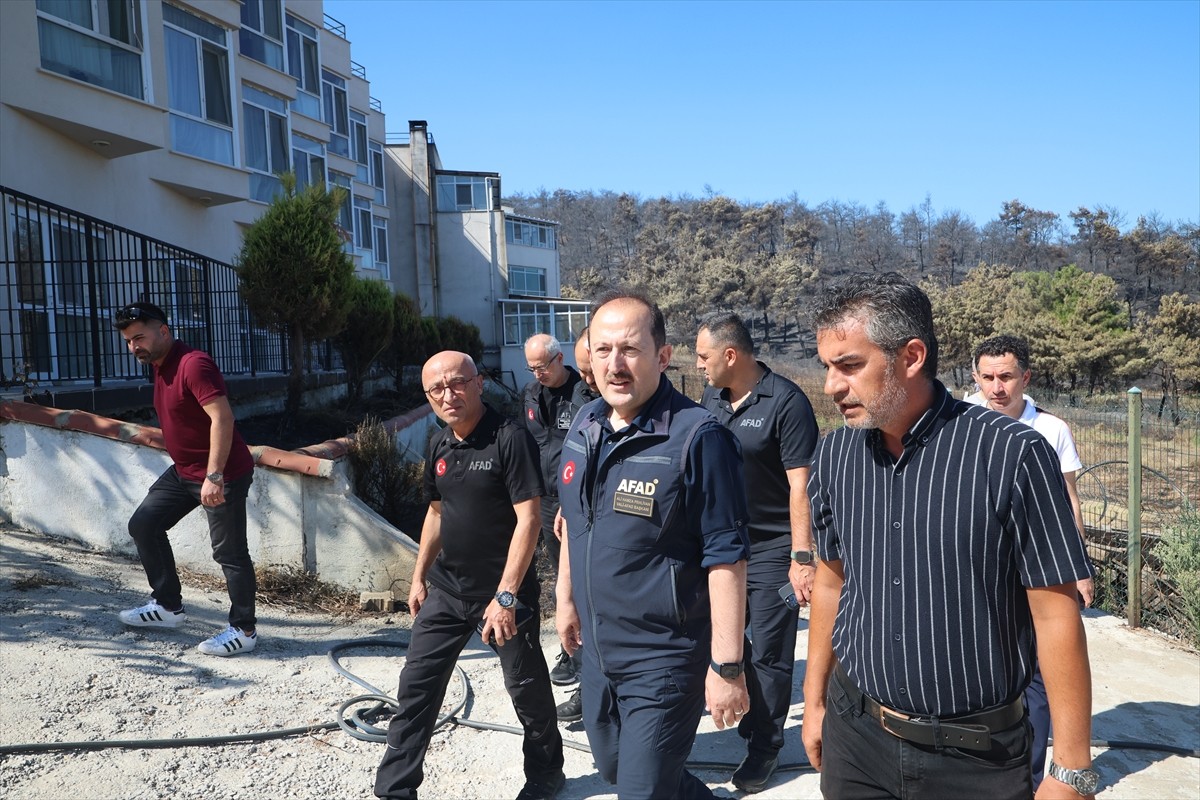 AFAD Başkanı Ali Hamza Pehlivan (sağ 2), Çanakkale merkez ve Bayramiç ilçesinde meydana gelen...